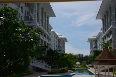 Modern yapı güneşli bir günde. Yakın Chaum Tayland Bina Modern beyaz Danimarka konut kat mülkiyeti.