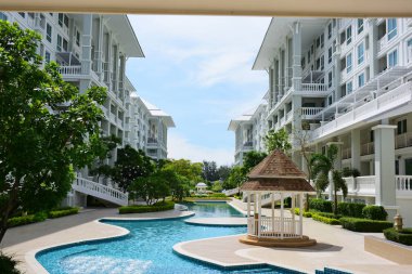 Modern yapı güneşli bir günde. Yakın Chaum Tayland Bina Modern beyaz Danimarka konut kat mülkiyeti.