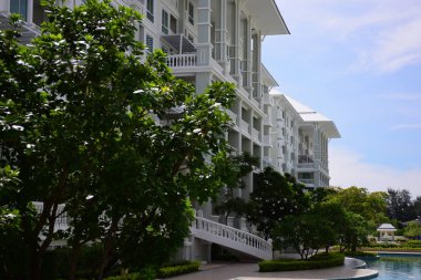 Modern yapı güneşli bir günde. Yakın Chaum Tayland Bina Modern beyaz Danimarka konut kat mülkiyeti.