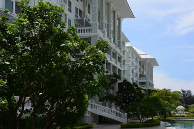 Modern yapı güneşli bir günde. Yakın Chaum Tayland Bina Modern beyaz Danimarka konut kat mülkiyeti.