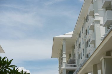 Modern yapı güneşli bir günde. Yakın Chaaum Tayland Bina Modern beyaz Danimarka konut kat mülkiyeti.