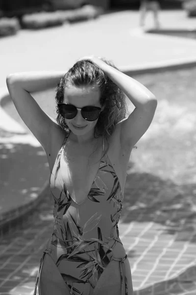Schöne Mädchen Einem Schönen Badeanzug Einem Hellen Tag Pool Porträt — Stockfoto