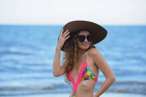 Güzel Kız Sahilde Bir Mayo Bikini Yüzme Havuzu Güzel Genç — Stok fotoğraf