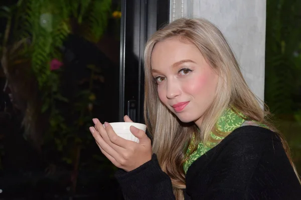 Menina Bonita Para Sentar Beber Café Comer Férias Restaurante Perto — Fotografia de Stock