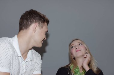 Çiftler birlikte yemek yiyor. Ve sevgi yakın. Sevgi restoranda boş olarak göster. Bir fincan kahve zevk güzel bir çift portresi.