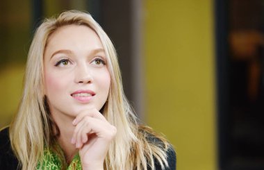 Evin yanında bir kafede güzel bir genç kadın portresi. İyi bir ruh hali var. Güzel bir genç kadının bir kitap okuma portre rahatlatıcı ve rahat.