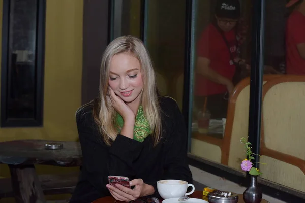 Retrato Una Hermosa Joven Una Cafetería Cerca Casa Tenga Buen — Foto de Stock