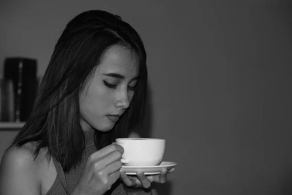 家の近くのコーヒー ショップで美しい若い女性の肖像画 良い気分を持ちます 本を読んで 美しい若い女性の肖像画リラックスして快適な — ストック写真