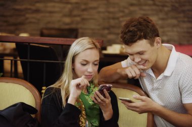 Çiftler birlikte yemek yiyor. Ve sevgi yakın. Sevgi restoranda boş olarak göster. Bir yemek keyfi bir parlak çift portresi. Ve içeceklerin tadını çıkarın.