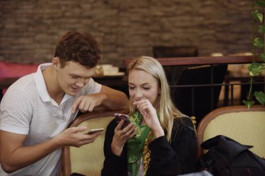 Çiftler birlikte yemek yiyor. Ve sevgi yakın. Sevgi restoranda boş olarak göster. Bir yemek keyfi bir parlak çift portresi. Ve içeceklerin tadını çıkarın.