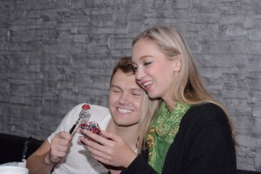 Çiftler birlikte yemek yiyor. Ve sevgi yakın. Sevgi restoranda boş olarak göster. Bir fincan kahve zevk güzel bir çift portresi.