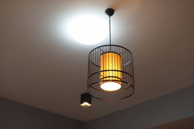 Modern iç mekanda lamba aydınlatması