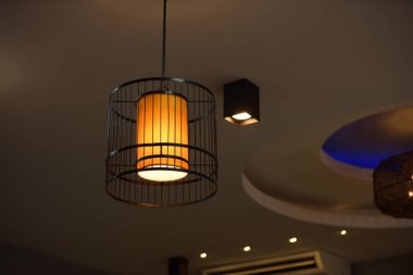 Modern iç mekanda lamba aydınlatması