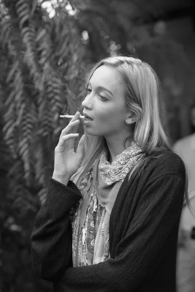 Retrato Una Hermosa Mujer Joven Fumando Cigarros — Foto de Stock