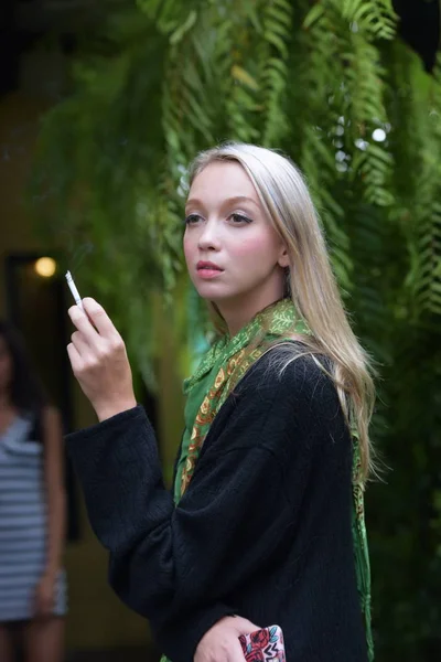 Retrato Uma Bela Jovem Mulher Fumando Cigarrossaúde Perigos — Fotografia de Stock