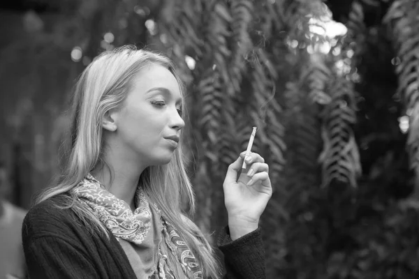 Portrait Beautiful Young Woman Smoking Cigaretteshealth Hazards — Stock Photo, Image