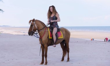 Güzel model mayo altında. Akşam plajda eğlenmek. Fotoğraflar güzel kadınların mayo beach.beautiful kadınlar ve atları plajda yürüyor