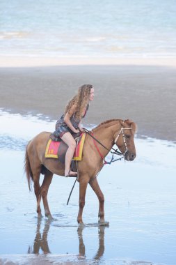 Güzel model mayo altında. Akşam plajda eğlenmek. Mayo beach.beautiful kadın ve at nalı içinde güzel kadın fotoğrafları akşam gün batımına plajda yürüyor.