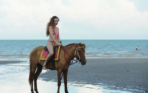 Hermosa Modelo Debajo Del Traje Baño Diviértete Playa Por Noche — Foto de Stock