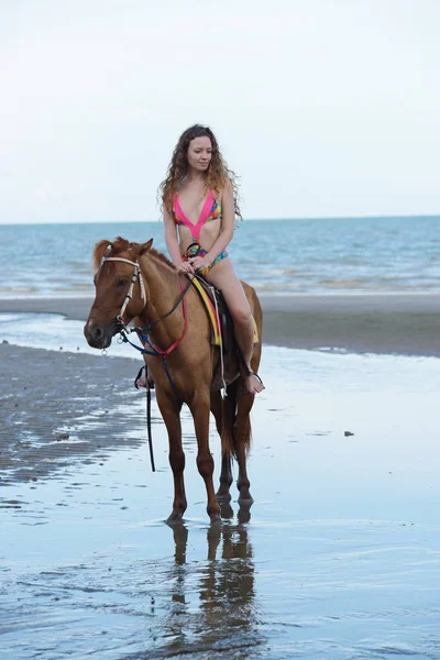 Hermosa Modelo Debajo Del Traje Baño Diviértete Playa Por Noche — Foto de Stock