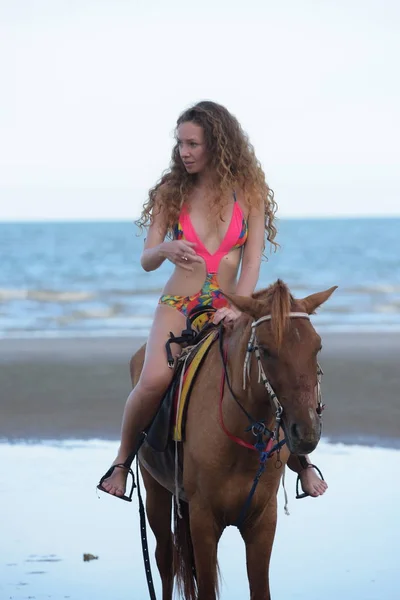 Hermosa Modelo Debajo Del Traje Baño Diviértete Playa Por Noche — Foto de Stock