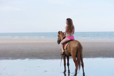 Güzel model mayo altında. Akşam plajda eğlenmek. Fotoğraflar güzel kadınların mayo beach.beautiful kadınlar ve atları plajda yürüyor