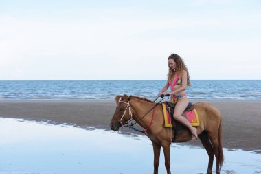Güzel model mayo altında. Akşam plajda eğlenmek. Mayo beach.beautiful kadın ve at nalı içinde güzel kadın fotoğrafları akşam gün batımına plajda yürüyor.
