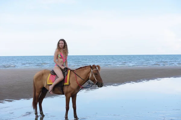 Bella Modella Sotto Costume Bagno Divertiti Spiaggia Sera Foto Belle — Foto Stock