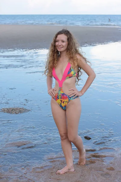 Güzel model mayo altında. Akşam plajda eğlenmek. Mayo beach.beautiful kadın ve at nalı içinde güzel kadın fotoğrafları akşam gün batımına plajda yürüyor.