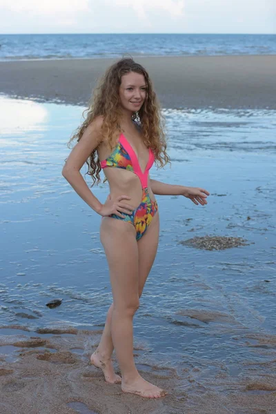 Hermosa Modelo Debajo Del Traje Baño Diviértete Playa Por Noche —  Fotos de Stock