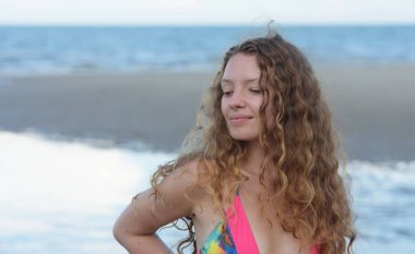 Güzel model mayo altında. Akşam plajda eğlenmek. Mayo beach.beautiful kadın ve at nalı içinde güzel kadın fotoğrafları akşam gün batımına plajda yürüyor.