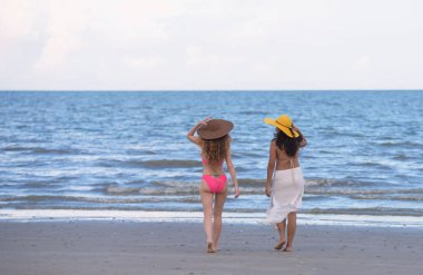 Güzel model mayo altında. Akşam plajda eğlenmek. Mayo plaj güzel kadın fotoğrafları