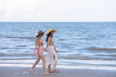 Güzel model mayo altında. Akşam plajda eğlenmek. Mayo plaj güzel kadın fotoğrafları