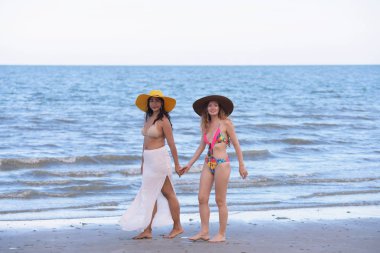 Güzel model mayo altında. Akşam plajda eğlenmek. Mayo plaj güzel kadın fotoğrafları