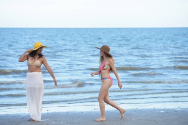 Güzel model mayo altında. Akşam plajda eğlenmek. Mayo plaj güzel kadın fotoğrafları