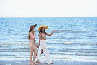 Güzel model mayo altında. Akşam plajda eğlenmek. Mayo plaj güzel kadın fotoğrafları