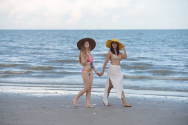 Güzel model mayo altında. Akşam plajda eğlenmek. Mayo plaj güzel kadın fotoğrafları