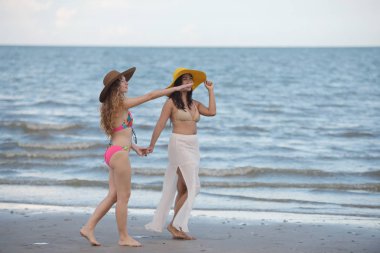 Güzel model mayo altında. Akşam plajda eğlenmek. Mayo plaj güzel kadın fotoğrafları