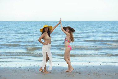 Güzel model mayo altında. Akşam plajda eğlenmek. Mayo plaj güzel kadın fotoğrafları