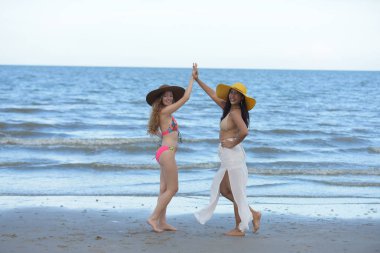 Güzel model mayo altında. Akşam plajda eğlenmek. Mayo plaj güzel kadın fotoğrafları