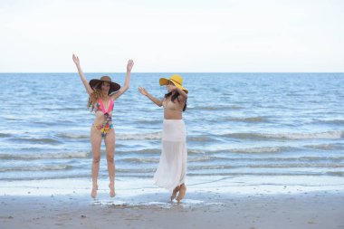 Güzel model mayo altında. Akşam plajda eğlenmek. Mayo plaj güzel kadın fotoğrafları