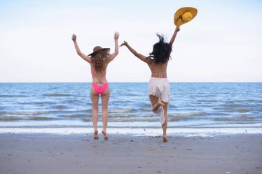 Güzel kadın modeli mayo altında. Akşam plajda eğlenmek. Mayo plaj güzel kadın fotoğrafları