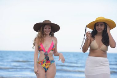 Güzel model mayo altında. Akşam plajda eğlenmek. Mayo plaj güzel kadın fotoğrafları