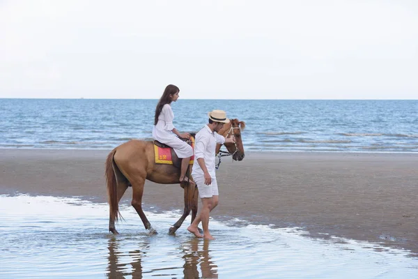 Pary Konie Idą Plaży Wieczorem Przed Zachodem Słońca — Zdjęcie stockowe