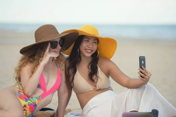 Model Wanita Cantik Dengan Pakaian Renang Selamat Bersenang Senang Pantai — Stok Foto