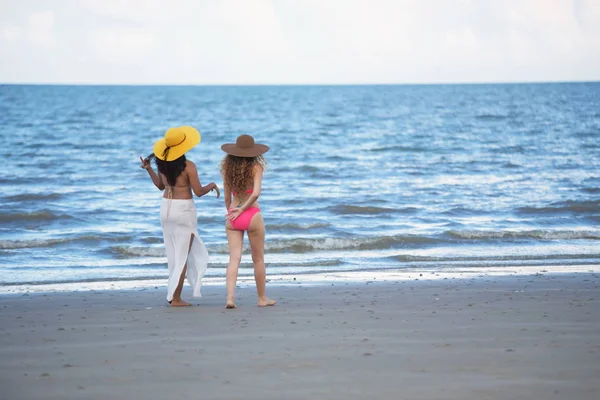 Hermosa Modelo Debajo Del Traje Baño Diviértete Playa Por Noche — Foto de Stock