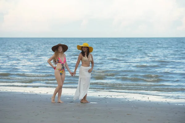 Hermosa Modelo Mujeres Bajo Traje Baño Diviértete Playa Por Noche — Foto de Stock
