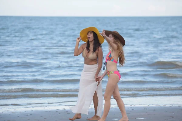 Hermosa Modelo Debajo Del Traje Baño Diviértete Playa Por Noche — Foto de Stock