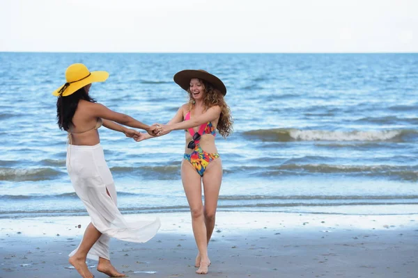 Mooi Model Onder Zwembroek Veel Plezier Het Strand Avond Foto — Stockfoto