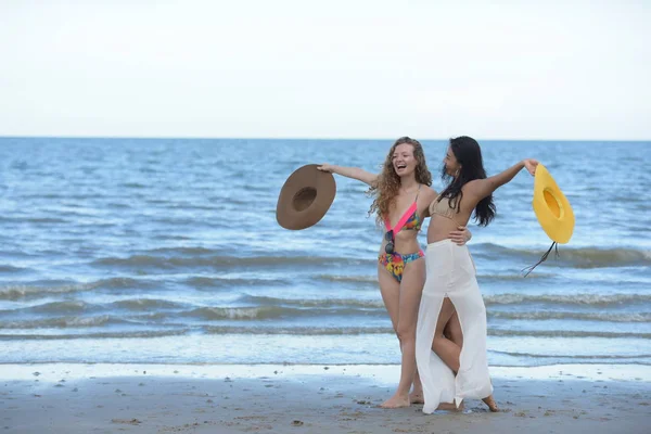 Hermosa Modelo Debajo Del Traje Baño Diviértete Playa Por Noche — Foto de Stock